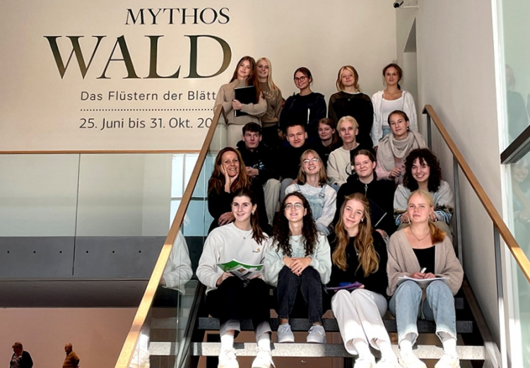 Exkursion zweier Kunst-Leistungskurse zur Kunstaustellung „Mythos Wald“ in Emden.