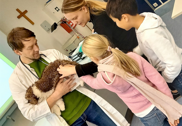 Der Tierarzt Werner Stührenberg kam in den Biologieunterricht der 5B.