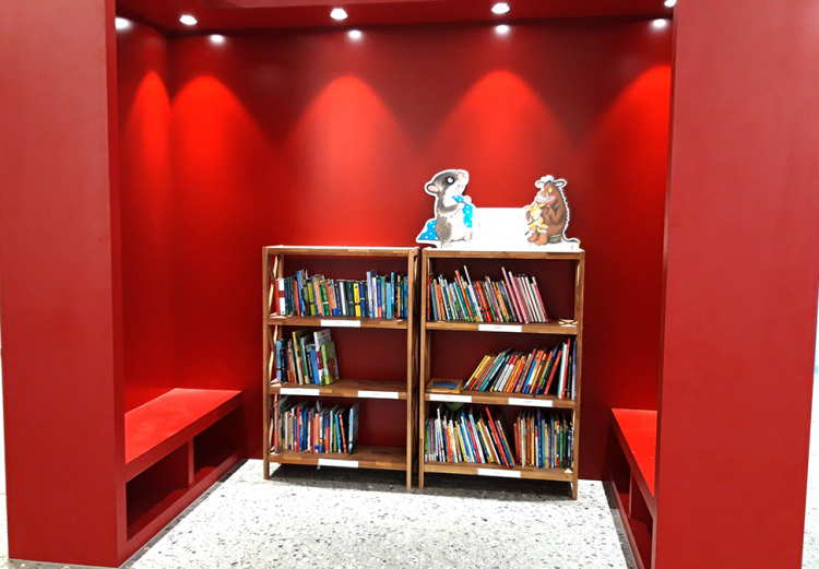 Ursulaschüler:innen spenden Bücher für die  Leseecke in der Drei-Religionen-Grundschule in Osnabrück.