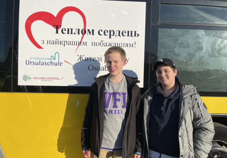 Emily Sophie Glomb und Nele Könnecker gehörten zu den Schüler:innen der Englisch-Leistungskurse der Ursulaschule, die im Staatstheater Hannover eine Hamlet-Aufführung schauten.