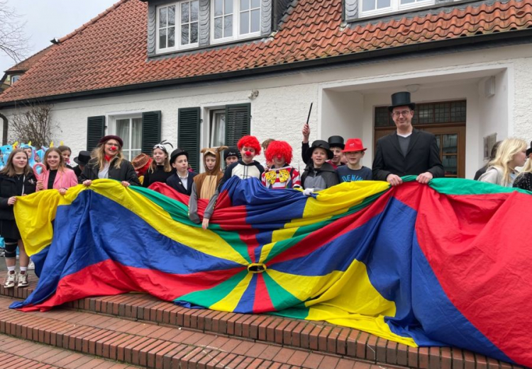 Emily Sophie Glomb und Nele Könnecker gehörten zu den Schüler:innen der Englisch-Leistungskurse der Ursulaschule, die im Staatstheater Hannover eine Hamlet-Aufführung schauten.