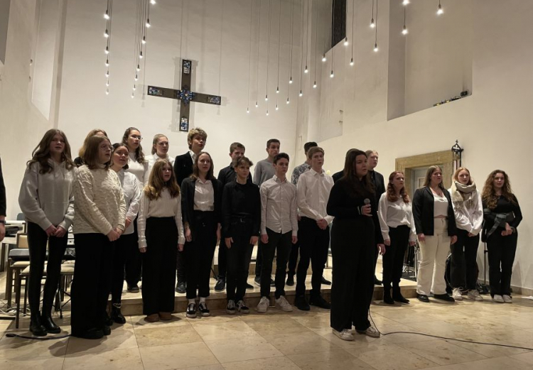 Emily Sophie Glomb und Nele Könnecker gehörten zu den Schüler:innen der Englisch-Leistungskurse der Ursulaschule, die im Staatstheater Hannover eine Hamlet-Aufführung schauten.