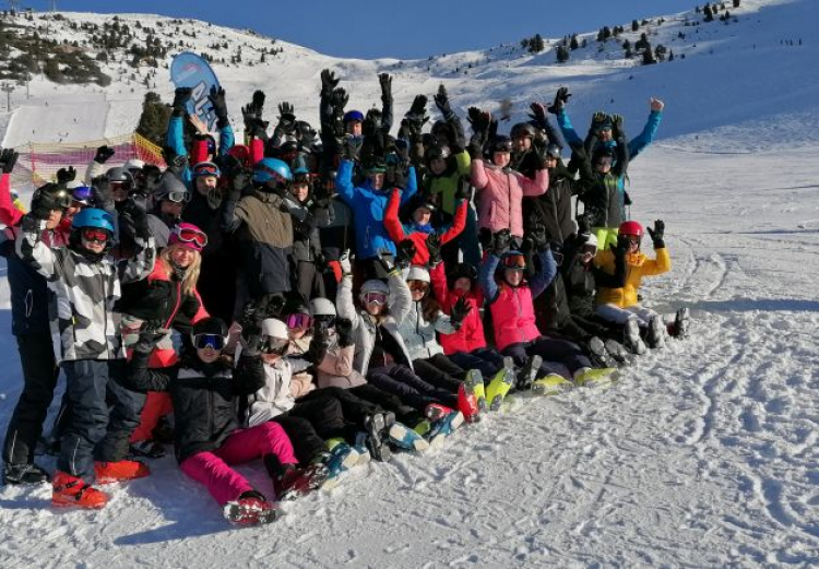 Emily Sophie Glomb und Nele Könnecker gehörten zu den Schüler:innen der Englisch-Leistungskurse der Ursulaschule, die im Staatstheater Hannover eine Hamlet-Aufführung schauten.