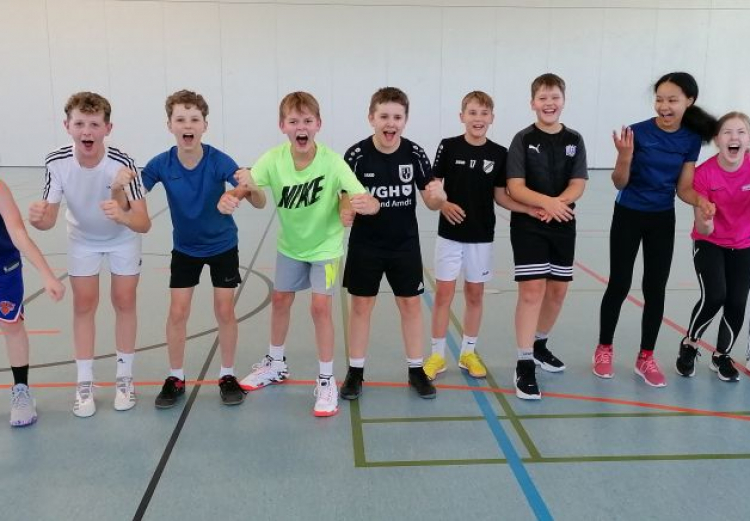Dribbeln, Passen, Körbe werfen: Das traditionelle Basketballturnier der 7. Klassen zwischen dem Carolinum und der Ursulaschule