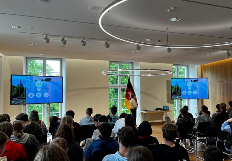 Anfang Mai machte sich der 10. Jahrgang in zwei Gruppen an zwei Tagen nach Hannover auf, um den niedersächsischen Landtag zu besuchen.