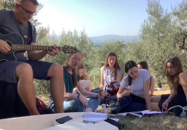 Singen im Olivenhain