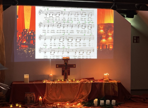 Taizé im Kerzenschein: Adventliches Gebet mit unseren Austauschschüler*innen