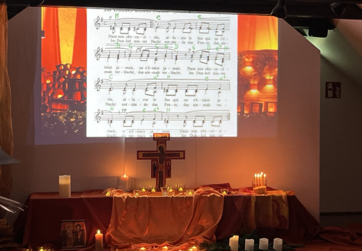 Taizé im Kerzenschein: Adventliches Gebet mit unseren Austauschschüler*innen