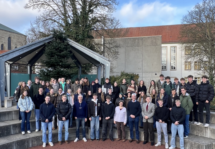 Politik hautnah: 12. Jahrgang diskutiert mit Dr. Mathias Middelberg