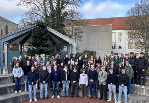 Politik hautnah: 12. Jahrgang diskutiert mit Dr. Mathias Middelberg