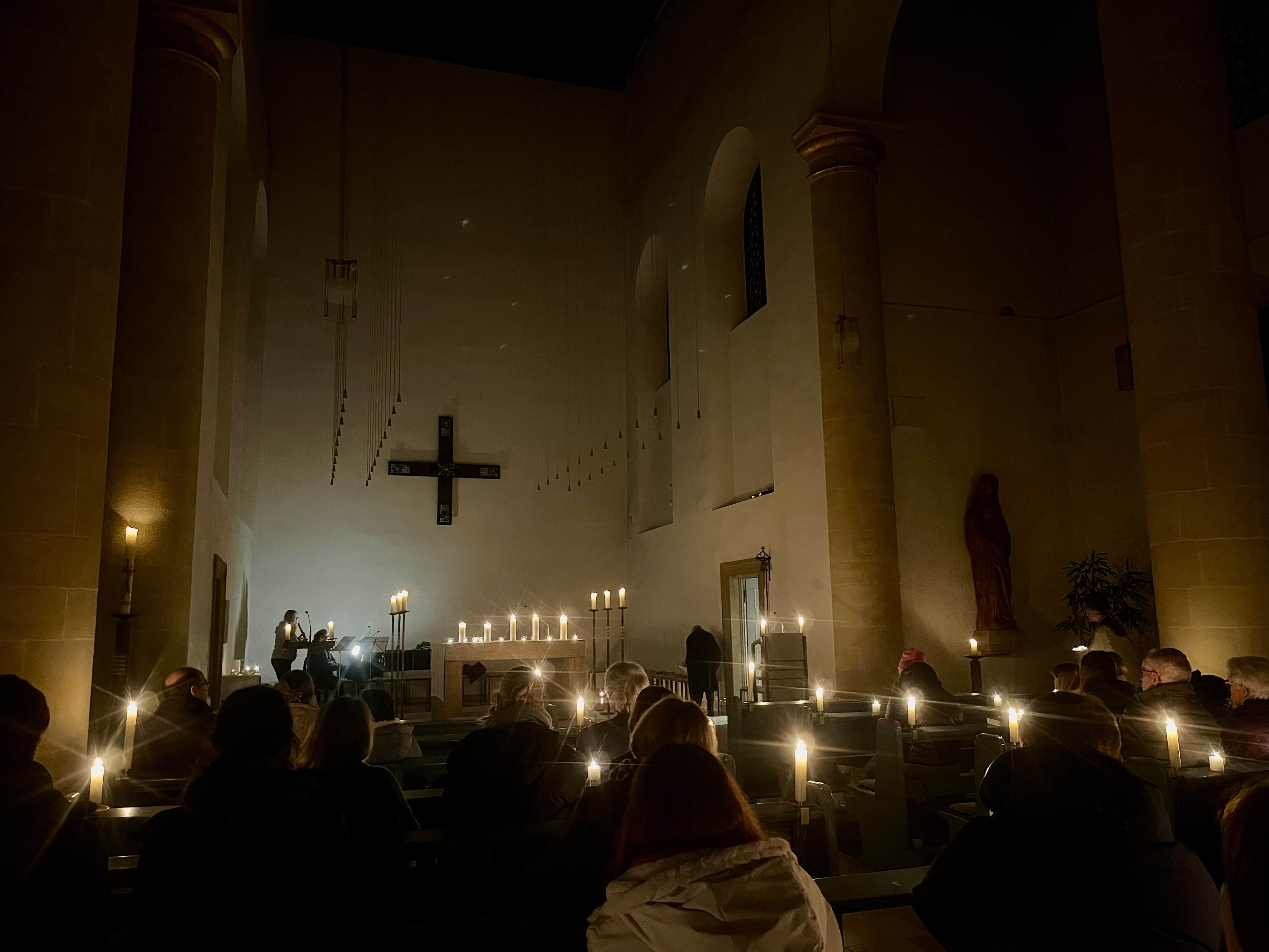 Kirche bei Kerzenlicht