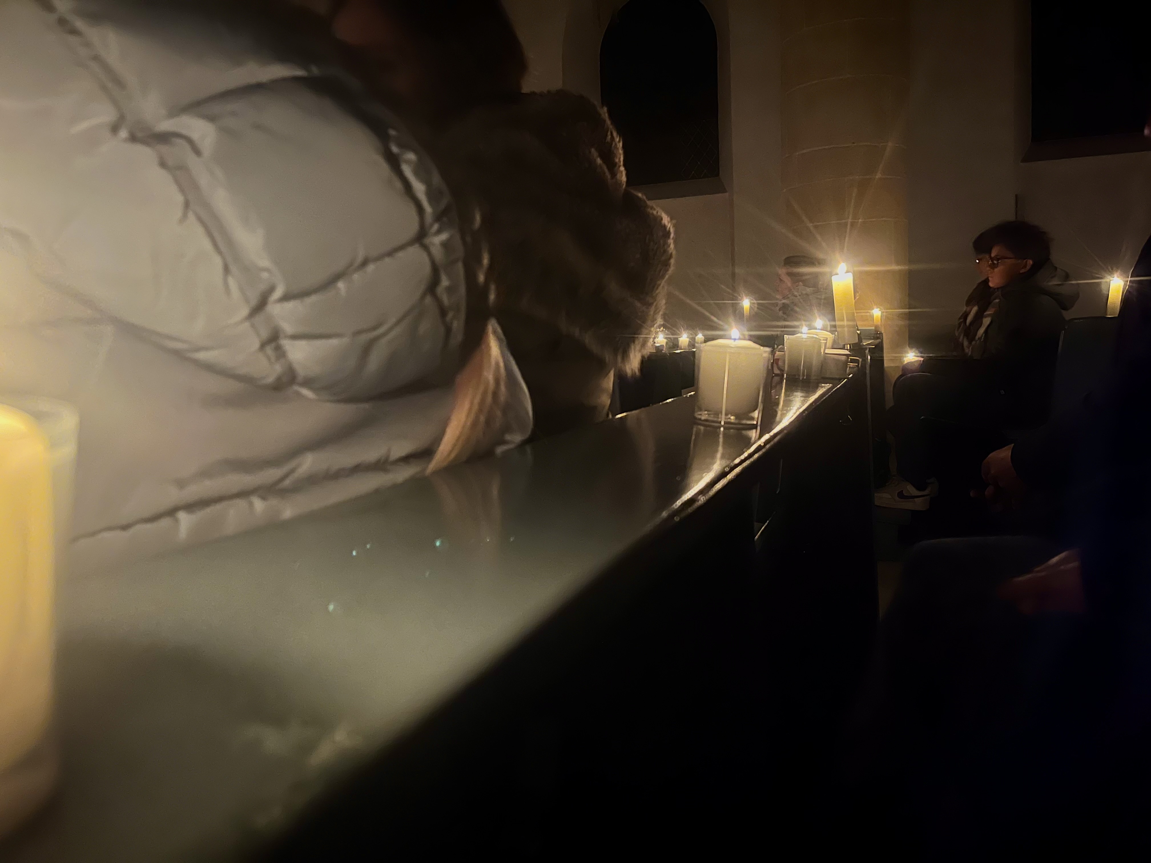 Kirche bei Kerzenlicht