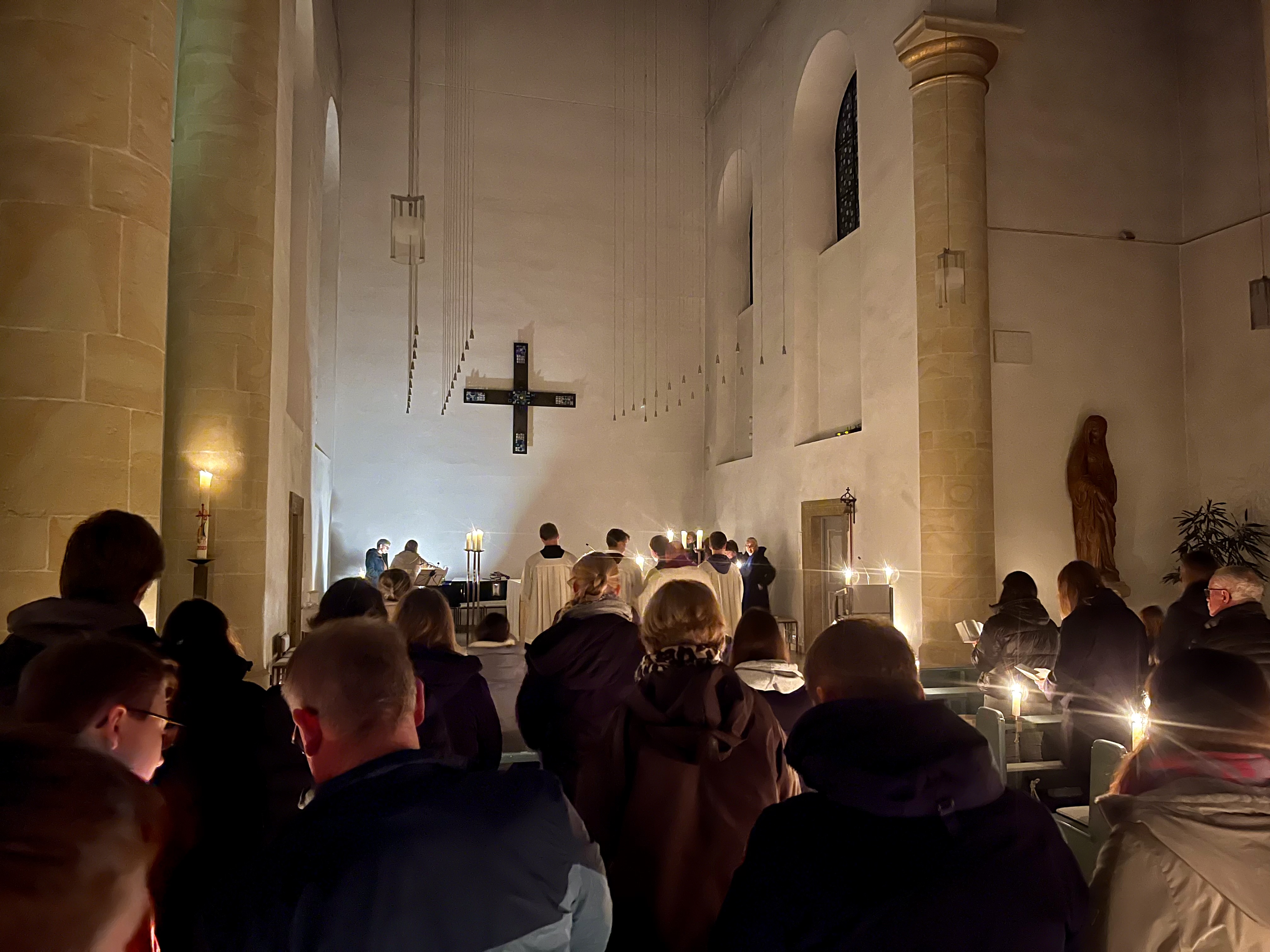 Kirche bei Kerzenlicht