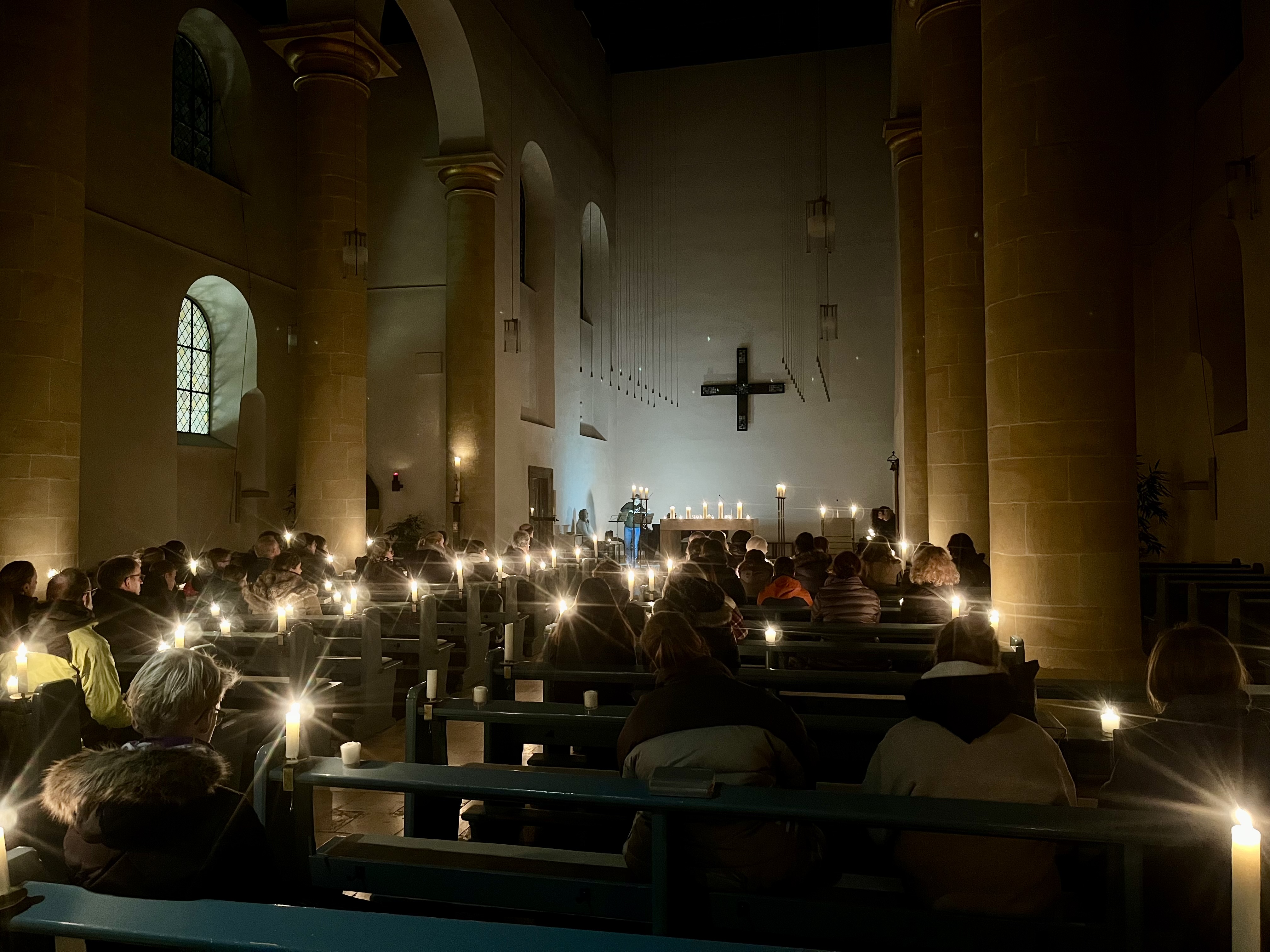 Kirche bei Kerzenlicht